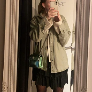 Grön jeansjacka - Säljer denna sjukt snygga gröna jeansjackan då jag inte längre får användning för den! Köpt från Zara förra sommaren 💕 Den är i storlek XS, men funkar på mig som är en S/M då den är lite större i storlek 🥰