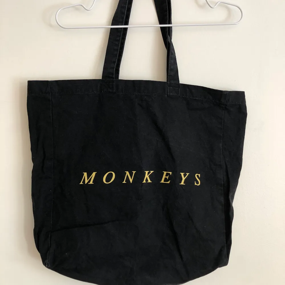 Arctic monkeys totebag köpt på way out west 2018 när jag såg dom där. Aldrig använd, väskan har legat i nerpackad i flyttkartong.. Väskor.