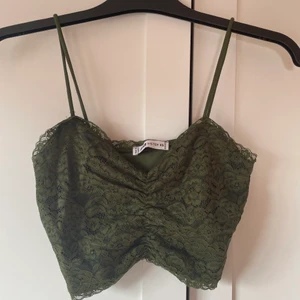 Grön spetstopp  - En grön spetstopp i str XS. Använder aldrig tyvärr så därför säljs den. Jättefin topp till sommar/fest.  ❤️