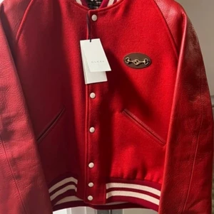 Gucci Red Felt and leather bomber jacket - Vi behövde pengar så vi säljer dessa kläder. Har burits i 2 månader. Storlek L.  Jag kommer att skicka PostNord, men för full betalning i förväg, eftersom jag behöver pengarna nu.