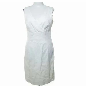 Vit klänning - Jätte gullig, vit HM klänning. Har tyvärr inte kommit till användning. Jötte fin att ha till studenten eller bara en sommar dag. Kanppt använd.