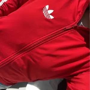 Äkta Adidas röd säljer dne för att den int ekonomer till användning den är i bra skick o i storlek S 100+frakt 