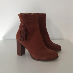 Klackskor - Klackskor i mocka material. Färgen är röd/brun aktig. Storlek 38. Bra skick!