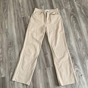 Ett par beiga/sand färgade jeans från ASOS Stolek 36, helt nya.