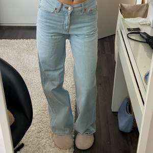 Superfina ljusblåa jeans från Junkyard. Storlek 25. Om fler är intresserade så blir det budgivning i kommentarerna. Köparen står för frakt. 