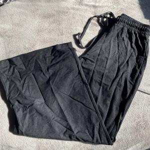 Tygbyxor - Vida byxor från gina tricot i ett jätteskönt tunt tyg, lite kortare byxor som är perfekta nu till våren och sommaren! Köpta för 249kr och säljer för 120kr+frakt