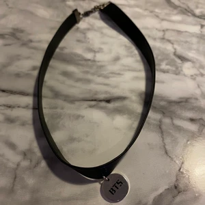 Halsband - En oanvänd svart läder choker för BTS fans eller för vem som helst.