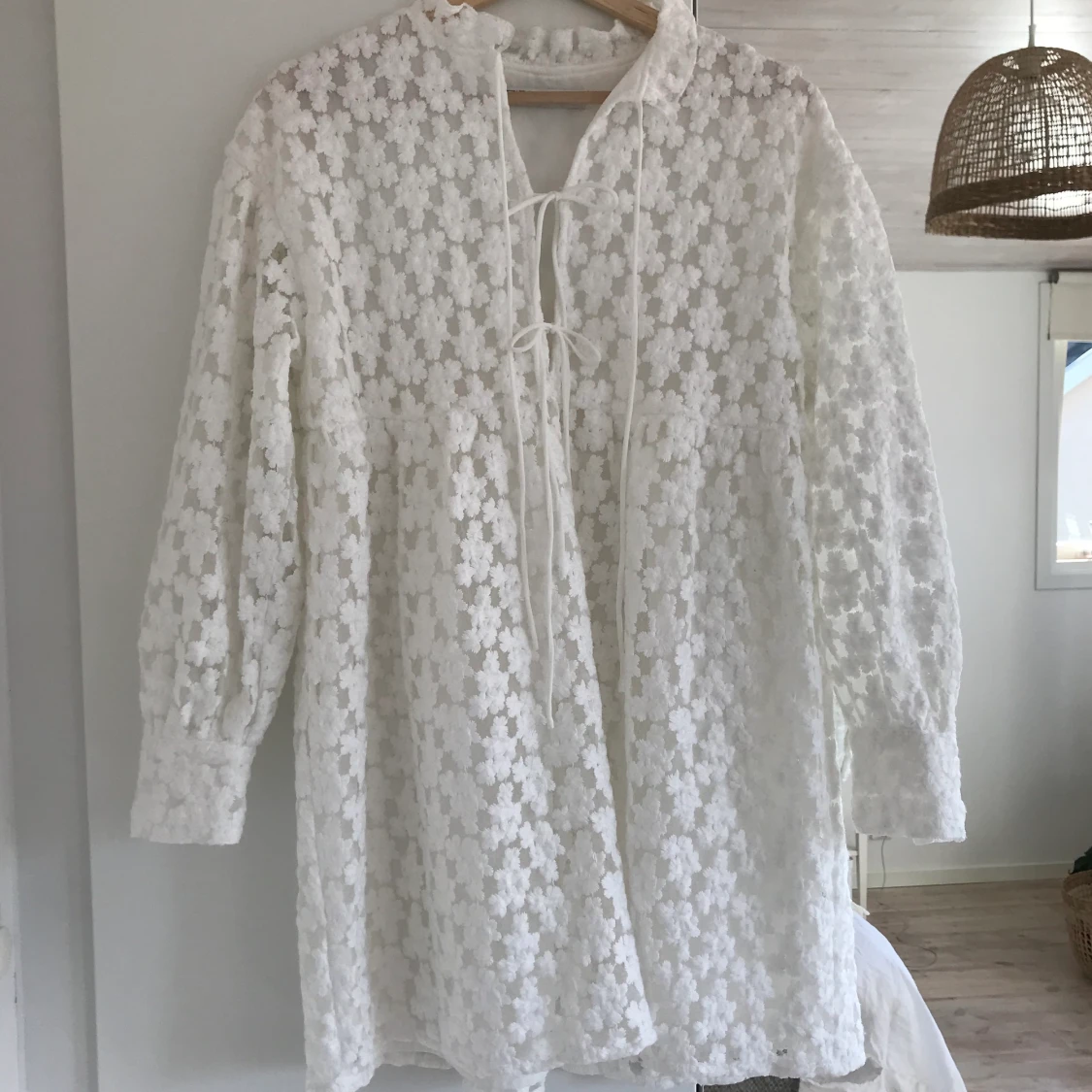 Vit blommig klänning  - 91