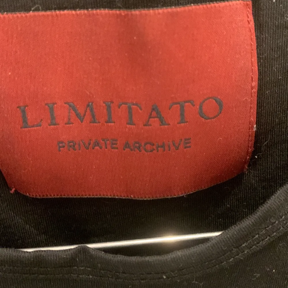 Limitato private archive t Shirt storlek m använd ytterst lite. Köpt online för 1300 så inget kvitto. T-shirts.