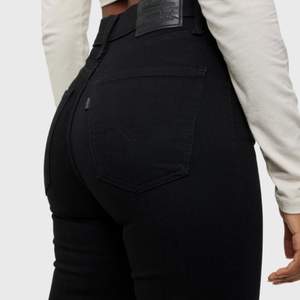Säljer nu mina svarta Levis jeans, i modellen 721 High Rise skinny. De är i storlek 26 det är som en xs/s. Bilderna är lånande från internet, men de finns fler bilder om det önskas. Använda ca 2-3 gånger, nypris 999! Frakt tillkommer💗