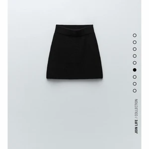 Stickad zara kjol - Säljer denna stickade kjol som inte säljs längre, priset är exklusive frakt, hör av er för bilder på eller andra frågor. Helt oanvänd och prislapparna sitter på🥰