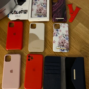 Mobilskal till Iphone 11Pro max och band - Säljer mina skal : 

1. Printed case ideal of Sweden - 2st. 
 1st - helt ny och oanvänd skal, fick som present och redan hade samma. Pris - 200 sek . 
Andra är använd och med liten spricka uppe, pris - 80 sek 

2. Ideal of Sweden - Atelier Case - helt fint skick , använd bara några gånger. Pris - 140 sek 

3. Ideal of Sweden - Golden plum - helt ny skick , använd bara fatål gånger. Pris - 120 sek

4. Ideal of Sweden - MAYFAIR CLUTCH - I bra skick , använd några gånger . Pris - 180 sek

5. Siliko