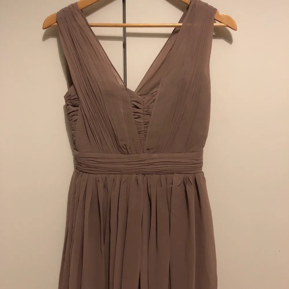 Super söt klänningnsom aldrig kommit till användning. UK size 8, motsvarande storlek 36. Köptes för 1400 kr år 2019.. Klänningar.