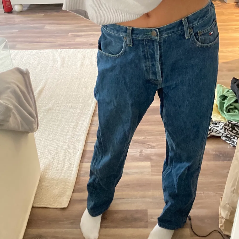 Ett par lågmidjade jeans från Tommy Hilfiger, skitsköna och snygga nu i vår. Är i storlek 32 men lite insydda på sidan så passar mig som har S.. Jeans & Byxor.