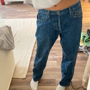 Tommy Hilfiger Jeans - Ett par lågmidjade jeans från Tommy Hilfiger, skitsköna och snygga nu i vår. Är i storlek 32 men lite insydda på sidan så passar mig som har S.
