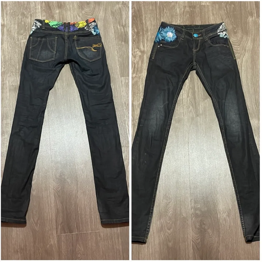 ett par JÄTTESNYGGA lågmidgade jeans med broderade blommor och en fin turkos knapp. anledningen till att jag säljer domhär jättefina jeansen är för att jag tycker inte att dom passar min stil längre och för att dom är lite för små :). Farkut & Housut.