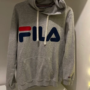 fila hoodie  - en grå fin fila hoodie som typ aldrig är använd. storlek S. 150kr JAG STÅR FÖR FRAKTEN 😍