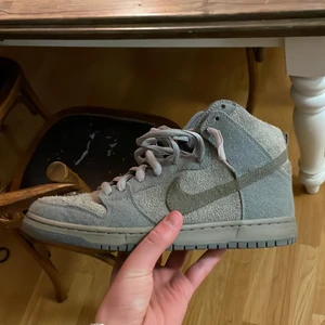 Dunk High tauntan  - Tjo, säljer dessa Sb dunk High tauntan storlek 42,5 skick 8/10. Pris 1800. Bud från 1600