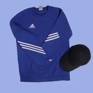 Hoodie från Adidas i fin mörk blå färg 