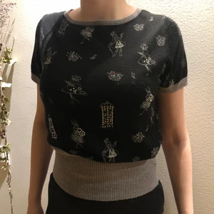 Svart grå top stl M - Svart grå top stl M bomullsstickad med coola detaljer👚