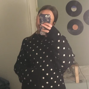 Stickad tröja  - Säljer denna superfina och sköna stickade tröjan som är as trendigt just nu. Storlek s ifrån hm. Varsamt använd och säljer eftersom den inte kommer till användning😭 99kr +frakt💕 