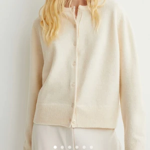 Finstickad kofta från HM - Supermjuk finstickad kofta från hm, använt max 3 gånger. Helt slutsåld på hemsidan!!! Skriv till mig för fler bilder<3