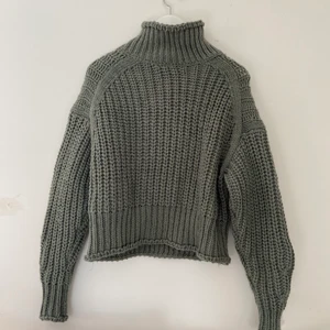 Polotröja - Grön tjockatickad tröja till sena sommarkvällar eller soliga vårdagar. I helt nyskick och super snygg! Färgen är inte så grå som den blir på bild! 