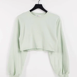 Croppad - Säljer nu denna fina tröja som endast är använd en gång! Den är ganska croppad men med pösigare ärmar🤍