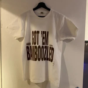 Travis Scott T-shirt - Snygg Travis t-shirt i storlek S. Sitter bra och är knappt använd. Skriv om ni har några funderingar eller vill ha mer bilder. Priset kan diskuteras vid enkel affär