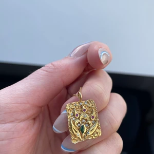 Halsband från maanesten - Modellen heter amulet necklace. Kedjan är 55cm lång. Orginalpris 850kr 💞 boxen följer även med! 