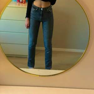 Gråa jeans med slits  - Ett av minna favorit brallor som tyvärr är för korta. Då jag är 177 o har väldigt långa ben. Dom är ifrån zara, tror ej man kan köpa de längre. Köparen står för frakten.💕