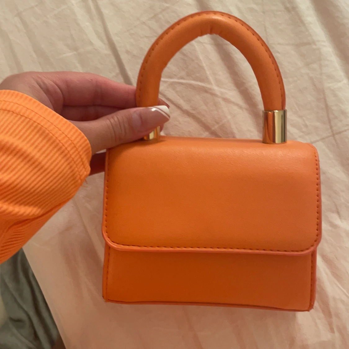 En mini bag i orange
