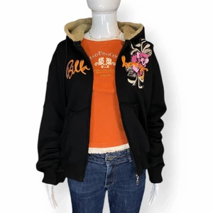 Billabong Zip Up Hoodie - Billabong Y2K svart & orange hoodie med fejkpäls inuti hoodiemössan. 100% bomull. Storlek XL.  Mått: Axel till axel 51cm, Ärmlängd 63cm, Armhåla till armhåla 52cm, längd 60cm. Spårbar fri frakt! 