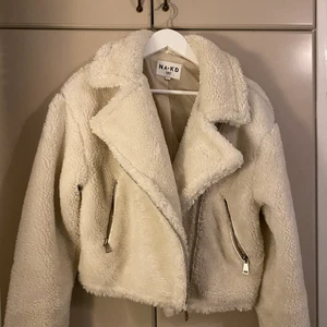 Jacka  - Jättefin jacka från NA-KD. Storlek 36. Den är ny i skick då den aldrig är använd! Köpare står för frakt 