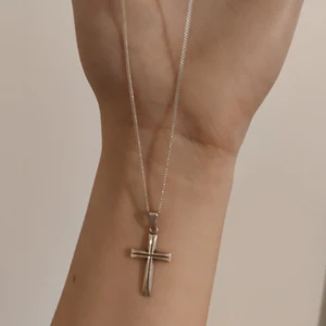 Halsband  - Ett fint äkta silver halsband i form av ett kors,🙂