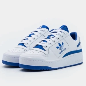 Adidas forum bold⚡️ - Säljer dessa sjuuukt snygga och trendiga adidas forum bold, som är slutsålda överallt! Köpte dem av en tjej på Plick, men de var tyvärr för små för mig! Nästan oanvända. 😭 Hoppas de kan hitta en ny ägare, som de förtjänar🥲🥺😍😍 De är storlek 37&1/3