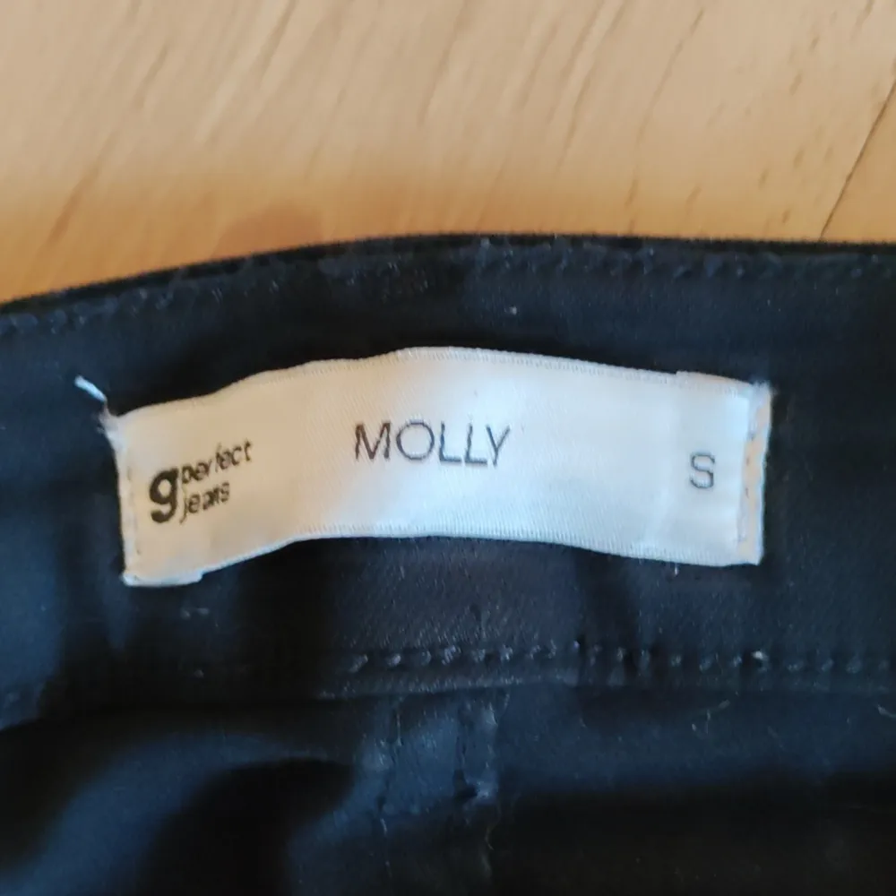 Ett par Molly highwaist Jeans från Gina Tricot i stl S. Använda 1 gång men säljes då de är aningen för små för mig.  199 kr och köparen står för frakt😊. Jeans & Byxor.