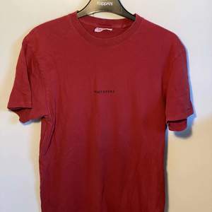 En röd T-shirt från Vailent, köpt på carlings, välanvänd, storlek Xs. Frakten kan bli billigare/dyrare beroende på vikten:)