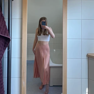 Plisserad långkjol - Rosa längre kjol i glansigt veckat material från Zara i stl S💕