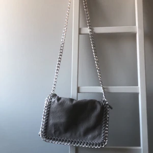 Kedjeväska  - Grå kedjeväska i gott skick 💞 Säljer för 200kr