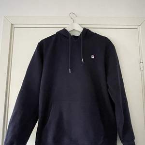 Marinblå hoodie från FILA. Köpt i Australien på FILAs egna butik, kommer tyvärr ej till användning längre då det är för liten för mig. 