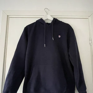 FILA hoodie - Marinblå hoodie från FILA. Köpt i Australien på FILAs egna butik, kommer tyvärr ej till användning längre då det är för liten för mig. 