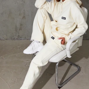 Mjukisset PrettylittleThing - Säljer mitt helt oanvända mjukisset från PLT. Lapparna e fortfarande kvar på setet! Setet är i färgen Creme och passar en S/ större XS