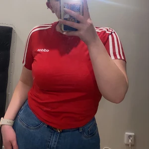 Adidas tshirt - Supersnygg adidas tshirt i storlek xs/s. Säljer då den är väldigt liten på mig som vanligtvis har M. Väl använd och i gott skick! ☺️ köparen står alltid för frakten och skickar endast spårbart 💕