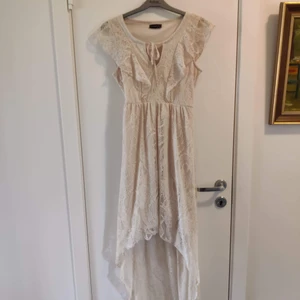 Asymmetrisk spetsklänning - Fin offwhite, perfekt till sommaren. Använd ett fåtal gånger.