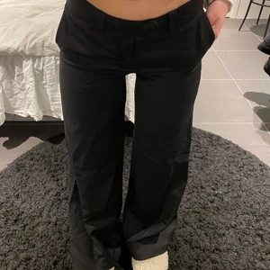 Svarta lågmidjade Kostymbyxor - Lågmidjade kostymbyxor i fint skick! Skitsnygga och ger riktigt fin form. Tyvärr är jag inte bekväm i lågmidjat! köparen står för frakt.