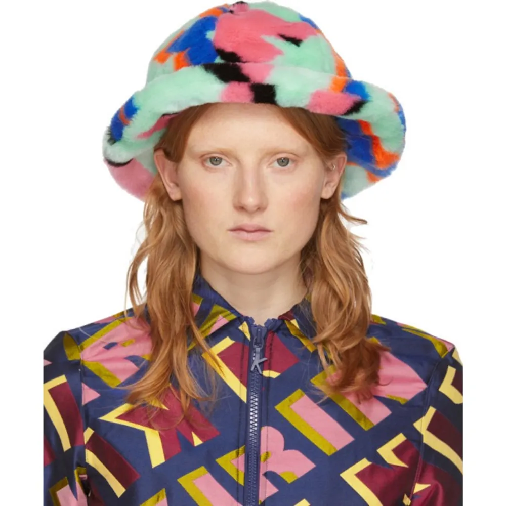 Fluffig Bucket hat från märket Kirin (Peggy Gou is the Creative director<3). Helt oanvänd, endast testad och legat i garderoben. Inköpt för 2800:- 💜. Accessoarer.