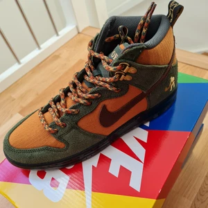 Nike sb dunk high x pass port us 10 - Nike sb dunk high x pass port. Deadstock size 10 eu 44 meetup malmö/lund BIN 1600 pris kan diskuteras 