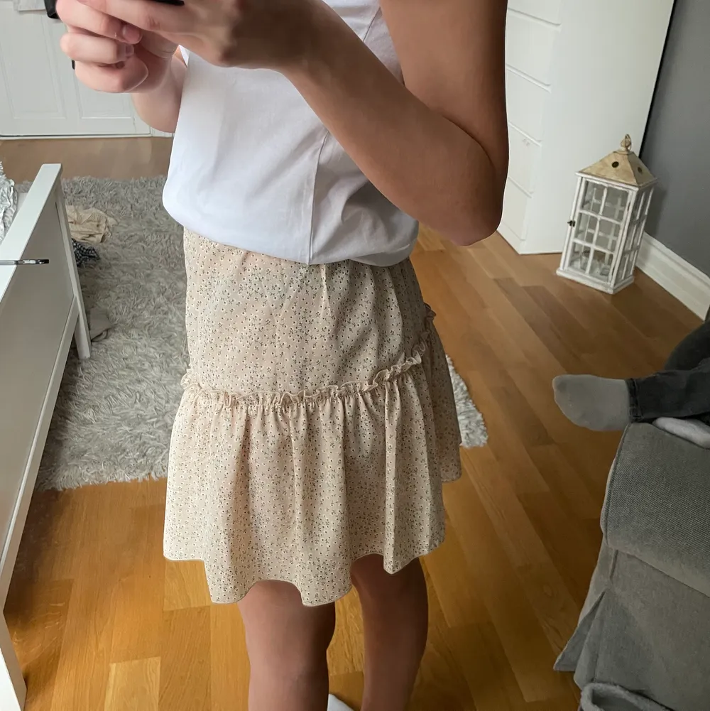 En super söt sommar kjol, skulle säga att den passar någon som är en s, köparen står för frakten . Kjolar.