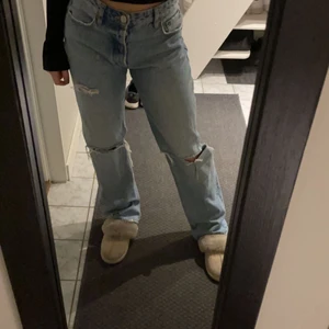 Jeans  - Ett par favoriter som sitter supersnyggt! Mid rised men går även att ha som low, köpta för 399kr